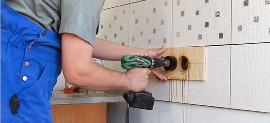 Сверление плитки коронкой с кондуктором Сверление плитки коронкой с кондуктором